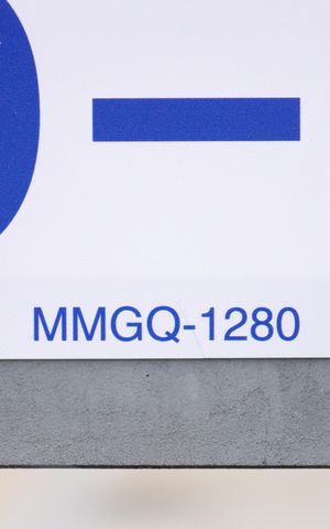 Casa de condomínio à venda com 63m², 2 quartos e 1 vagaPlaca GRANDE instalada na fachada do condomínio, dia 22.09.26 - Código da placa: MMGQ-1280