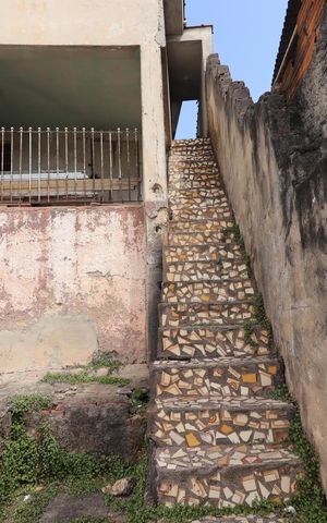 Casa à venda com 217m², 3 quartos e 1 vagaEscada entrada