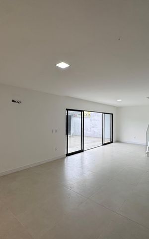 Casa de condomínio para alugar com 222m², 4 quartos e 1 vaga Casa de condomínio para alugar com 222m², 4 quartos e 1 vagaSala