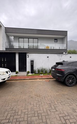 Casa de condomínio para alugar com 222m², 4 quartos e 1 vaga Casa de condomínio para alugar com 222m², 4 quartos e 1 vagaFachada