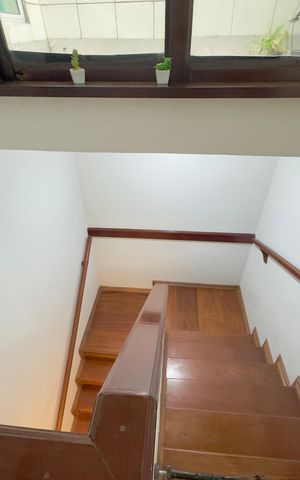 Casa à venda com 100m², 3 quartos e 1 vaga Casa à venda com 100m², 3 quartos e 1 vagaEscada