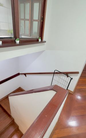 Casa à venda com 100m², 3 quartos e 1 vaga Casa à venda com 100m², 3 quartos e 1 vagaEscada