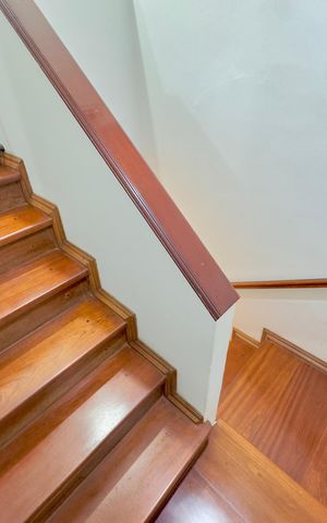 Casa à venda com 100m², 3 quartos e 1 vaga Casa à venda com 100m², 3 quartos e 1 vagaEscada