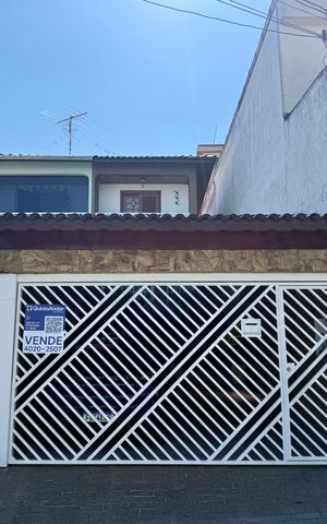 Casa à venda com 147m², 4 quartos e 4 vagas Casa à venda com 147m², 4 quartos e 4 vagasFachada