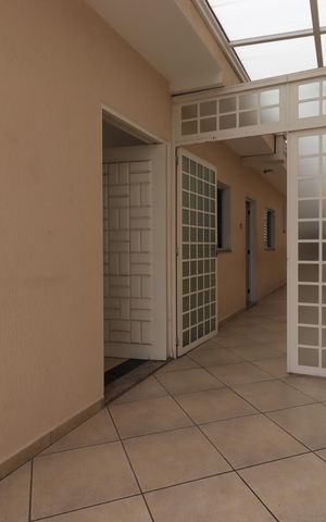 Casa à venda com 300m², 3 quartos e 6 vagasCorredor externo