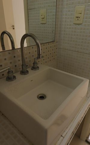 Casa à venda com 300m², 3 quartos e 6 vagasBanheiro da Suíte - Pia