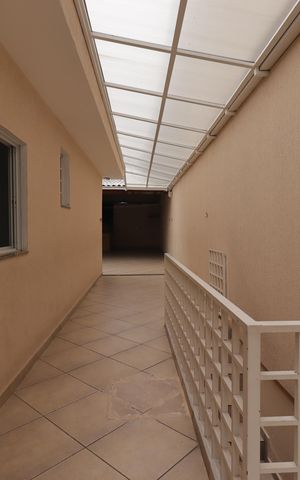 Casa à venda com 300m², 3 quartos e 6 vagasCorredor externo