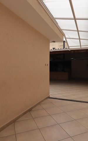 Casa à venda com 300m², 3 quartos e 6 vagasCorredor externo
