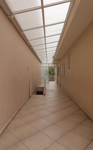 Casa à venda com 300m², 3 quartos e 6 vagasCorredor externo