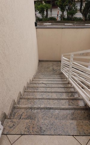 Casa à venda com 300m², 3 quartos e 6 vagasEscada da entrada