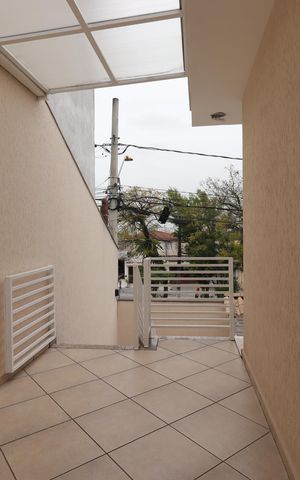 Casa à venda com 300m², 3 quartos e 6 vagasCorredor externo