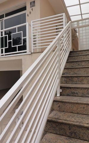 Casa à venda com 300m², 3 quartos e 6 vagasEscada da entrada