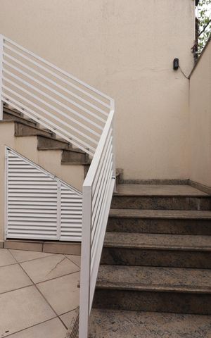 Casa à venda com 300m², 3 quartos e 6 vagasEscada da entrada