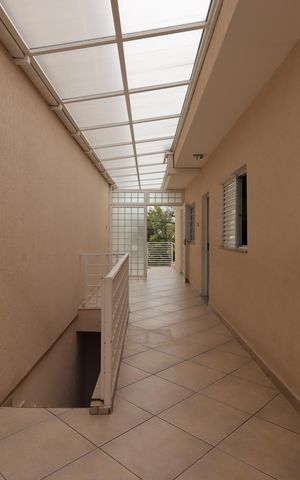 Casa à venda com 300m², 3 quartos e 6 vagasCorredor externo