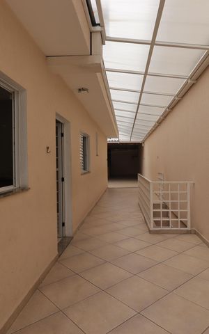 Casa à venda com 300m², 3 quartos e 6 vagasCorredor externo