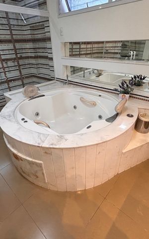 Casa à venda com 277m², 4 quartos e 4 vagas Casa à venda com 277m², 4 quartos e 4 vagasBanheiro Suíte 1