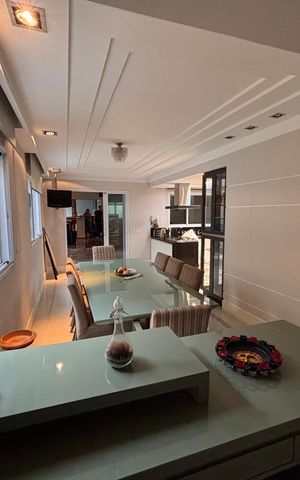 Casa à venda com 277m², 4 quartos e 4 vagas Casa à venda com 277m², 4 quartos e 4 vagasSala de Jantar
