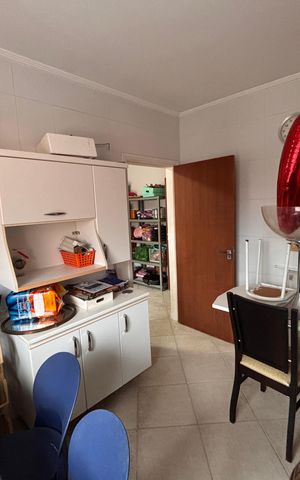 Casa à venda com 277m², 4 quartos e 4 vagas Casa à venda com 277m², 4 quartos e 4 vagasCozinha edícula