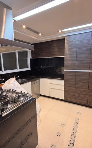 Casa à venda com 277m², 4 quartos e 4 vagas Casa à venda com 277m², 4 quartos e 4 vagasCozinha