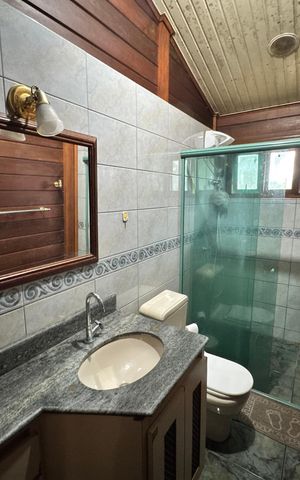 Casa de condomínio para alugar com 250m², 3 quartos e 8 vagasBanheiro