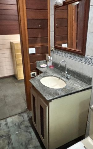 Casa de condomínio para alugar com 250m², 3 quartos e 8 vagasBanheiro