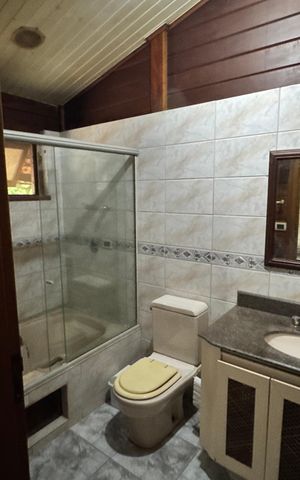 Casa de condomínio para alugar com 250m², 3 quartos e 8 vagasBanheiro da Suíte