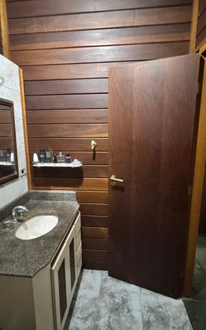Casa de condomínio para alugar com 250m², 3 quartos e 8 vagasBanheiro da Suíte