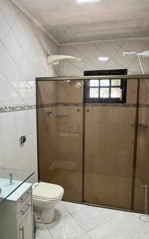 Casa de condomínio para alugar com 300m², 4 quartos e 2 vagas Casa de condomínio para alugar com 300m², 4 quartos e 2 vagasBanheiro da Suíte 1