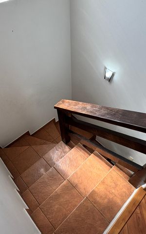 Casa de condomínio para alugar com 300m², 4 quartos e 2 vagas Casa de condomínio para alugar com 300m², 4 quartos e 2 vagasEscada