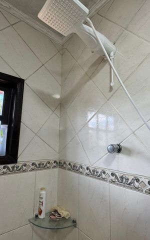 Casa de condomínio para alugar com 300m², 4 quartos e 2 vagas Casa de condomínio para alugar com 300m², 4 quartos e 2 vagasBanheiro da Suíte 1