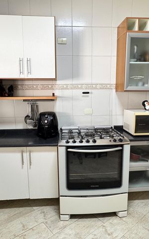 Casa de condomínio para alugar com 300m², 4 quartos e 2 vagas Casa de condomínio para alugar com 300m², 4 quartos e 2 vagasCozinha - Armários