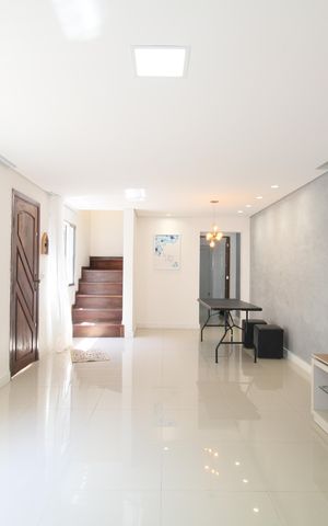 Casa para alugar com 216m², 3 quartos e 2 vagasSala