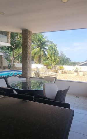 Casa de condomínio à venda com 1251m², 6 quartos e 5 vagas Casa de condomínio à venda com 1251m², 6 quartos e 5 vagasÁrea externa