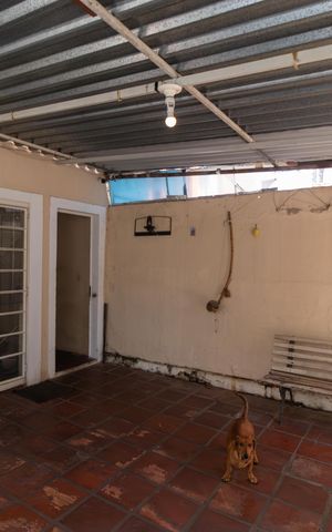 Casa à venda com 250m², 2 quartos e 3 vagas Casa à venda com 250m², 2 quartos e 3 vagasGaragem