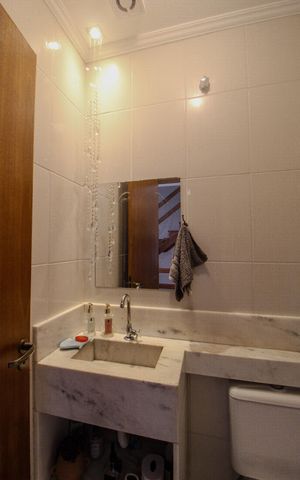 Casa à venda com 215m², 4 quartos e 3 vagas Casa à venda com 215m², 4 quartos e 3 vagasbanheiro