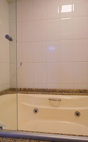 Apartamento para alugar com 277m², 3 quartos e 2 vagasBanheira da Suíte 