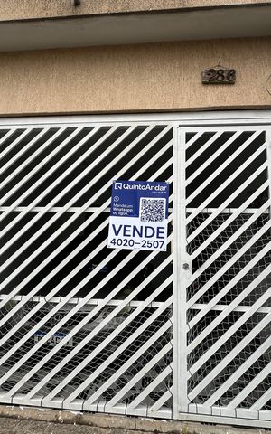 Casa à venda com 134m², 2 quartos e 2 vagas Casa à venda com 134m², 2 quartos e 2 vagasFachada