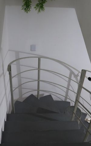 Casa à venda com 134m², 2 quartos e 2 vagas Casa à venda com 134m², 2 quartos e 2 vagasEscada