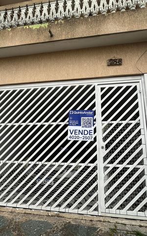 Casa à venda com 134m², 2 quartos e 2 vagas Casa à venda com 134m², 2 quartos e 2 vagasFachada
