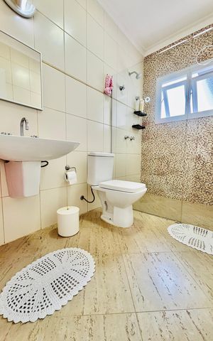 Casa de condomínio à venda com 480m², 4 quartos e 4 vagasBanheiro 2