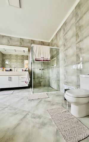Casa de condomínio à venda com 480m², 4 quartos e 4 vagasBanheiro 4