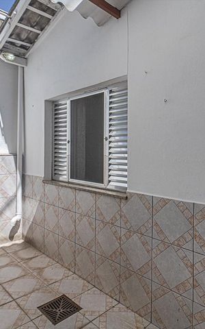 Casa à venda com 180m², 3 quartos e 1 vaga Casa à venda com 180m², 3 quartos e 1 vagaquintal e área de serviço_2