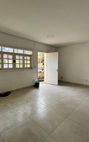 Casa à venda com 180m², 4 quartos e 2 vagas Casa à venda com 180m², 4 quartos e 2 vagasSala