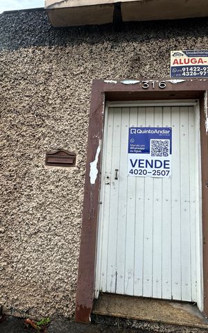 Casa à venda com 180m², 4 quartos e 2 vagas Casa à venda com 180m², 4 quartos e 2 vagasFachada