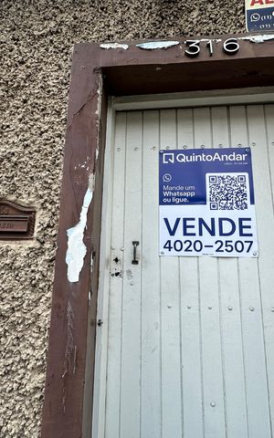 Casa à venda com 180m², 4 quartos e 2 vagas Casa à venda com 180m², 4 quartos e 2 vagasFachada