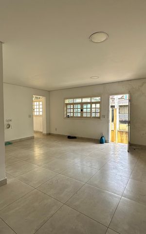 Casa à venda com 180m², 4 quartos e 2 vagas Casa à venda com 180m², 4 quartos e 2 vagasSala