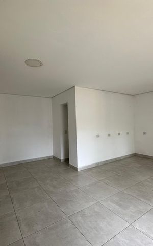 Casa à venda com 180m², 4 quartos e 2 vagas Casa à venda com 180m², 4 quartos e 2 vagasSala