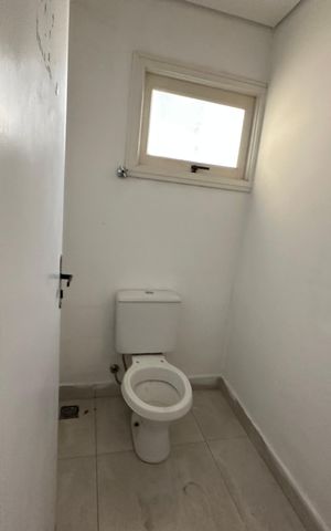 Casa à venda com 180m², 4 quartos e 2 vagas Casa à venda com 180m², 4 quartos e 2 vagasBanheiro