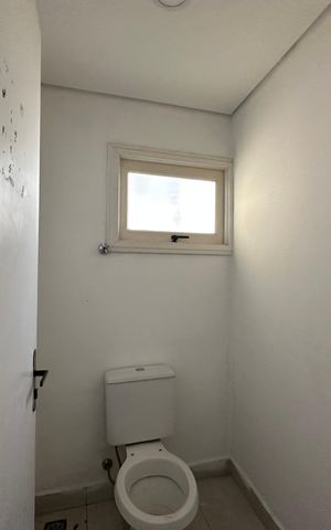 Casa à venda com 180m², 4 quartos e 2 vagas Casa à venda com 180m², 4 quartos e 2 vagasBanheiro