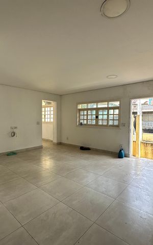 Casa à venda com 180m², 4 quartos e 2 vagas Casa à venda com 180m², 4 quartos e 2 vagasSala